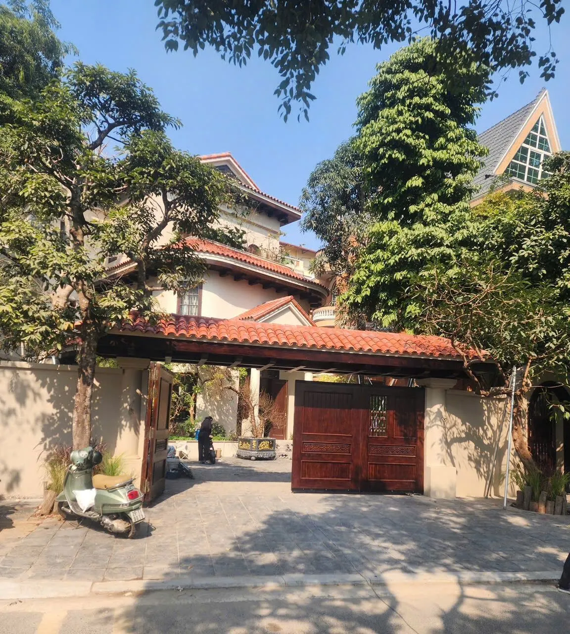 QB Villa là công trình biệt thự sang trọng với kiến trúc hài hòa cùng cây xanh